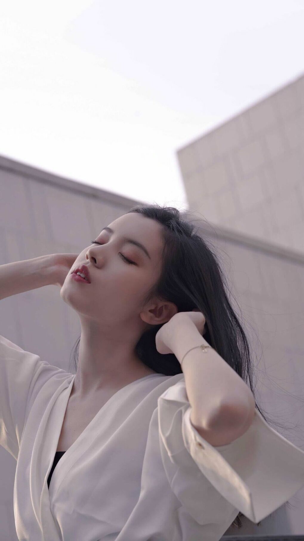 爱游戏体育-中国足球比赛激烈对决，球员表现令人惊叹，中国足球队对战