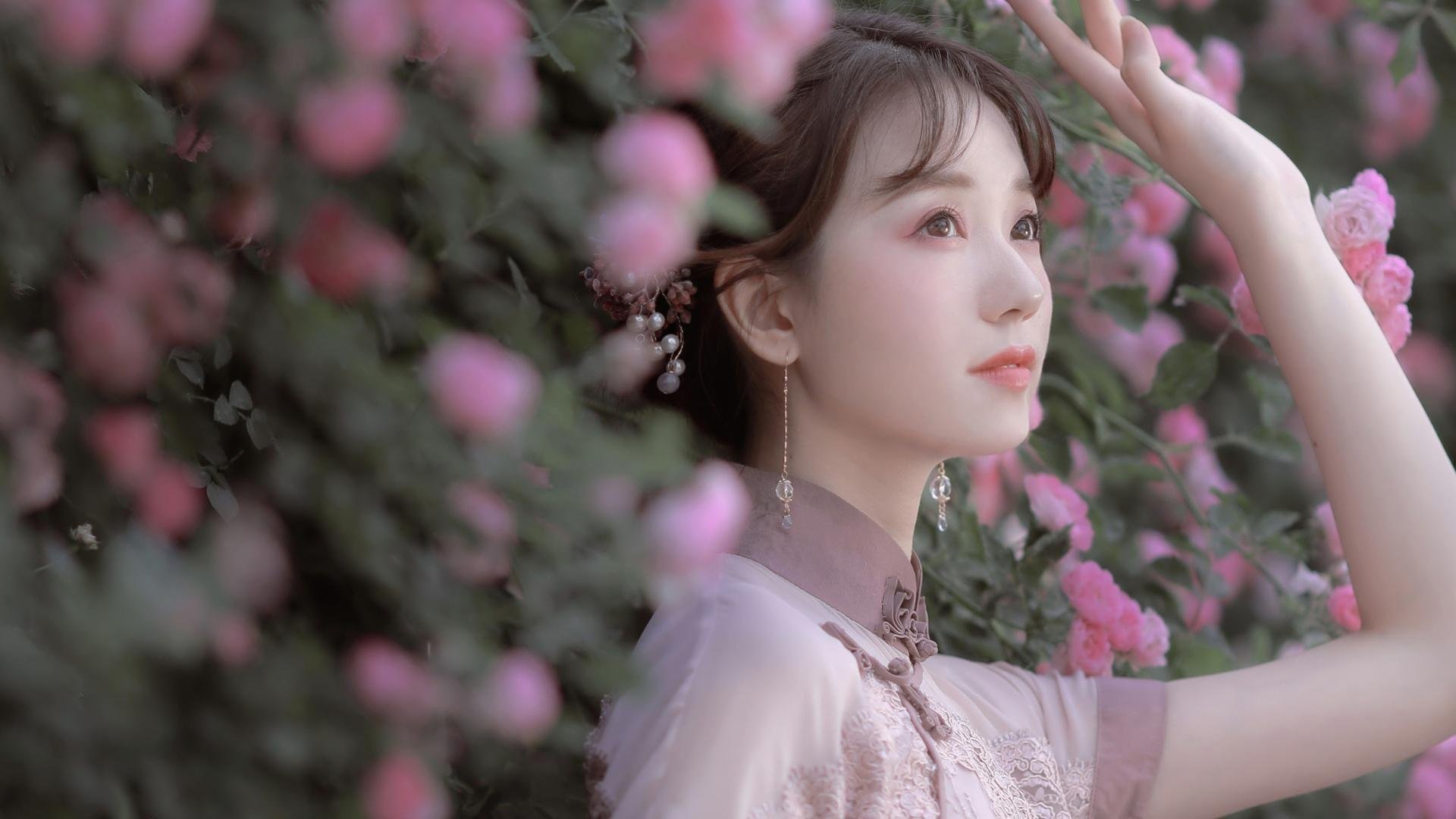 球队临场指挥反应迅速面对突发状况战术切换行云流水,足球比赛临场指挥