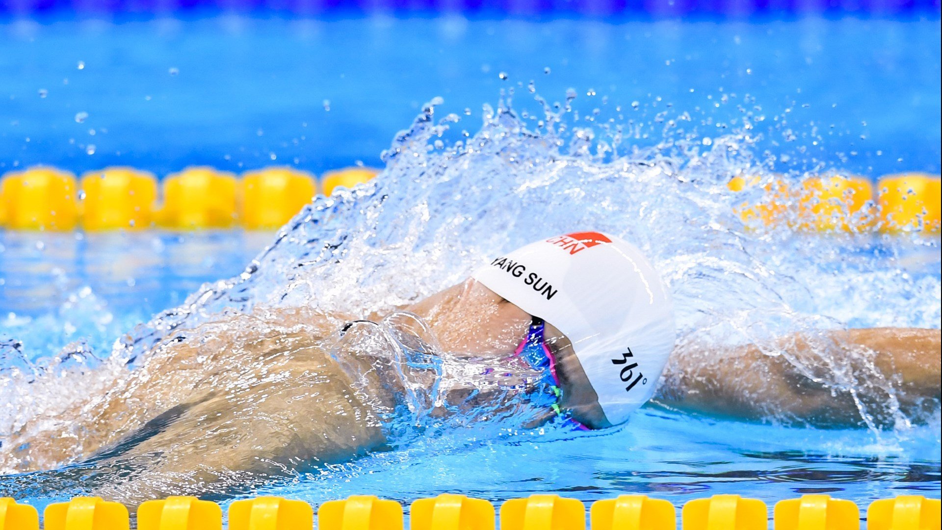 爱游戏电竞-自由泳转身蹬壁动作对比分析,自由泳转身慢动作示范